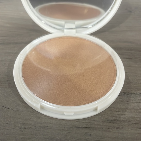 # Give Them LALA Beauty Showstopper Highlighter - Picture 3 of 4